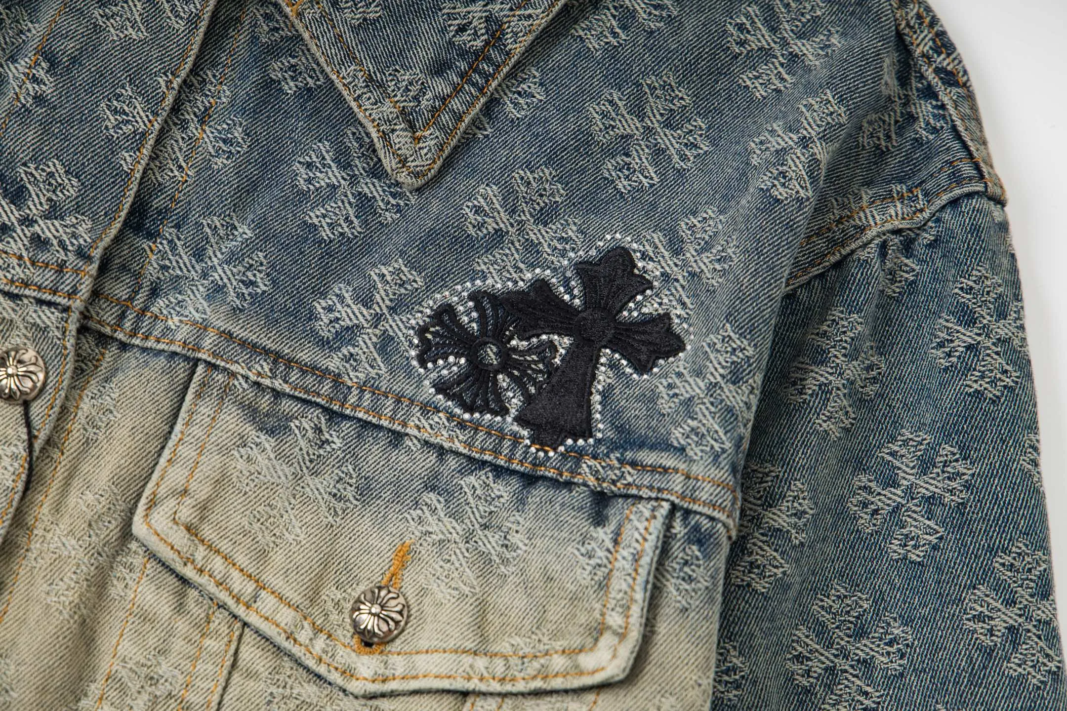 P340 Style No.: Y194 ChromeHearts heavy-duty steel-printed classic Sanskrit all-over jacquard hot-drilled denim jacket for men and women. New ChromeHearts Sanskrit printed custom fabric jacket. Gradient color wash, hot-drilled cross denim jacket on the back. A very heavy-duty one. The top is made of heavy weight. Presbyopia is suitable for early autumn outings. The denim fabric can be directly machine washed without deformation. Washing and distressing also give a sense of high-end. Power style wear, follow the photo and mirror. The gradient color is super high-end 💕 Each diamond shines with a unique light, as if telling a fashion story ✨ The steel-printed jacquard adds a three-dimensional and artistic sense, making this jacket instantly unique. Size:s m l xl